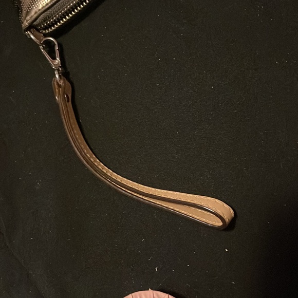 Metallic Micheal Kors wristlet - Picture 4 of 4